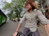 Josje's broer Coen maakt bijna een ongeluk in The Bicycle Race
