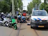 Agent gewond na aanrijding door scooterrijder in Delft