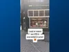 Verdwaalde vos loopt opticien binnen: beelden gaan viraal