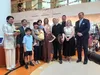 Koningspaar en Japans keizerspaar bezoeken zieke kinderen