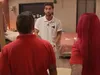Bondgenoten-Ricky deelt de nieuwste roddels met de groep
