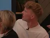 Casper kijkt vol ongeloof toe wanneer Valentijne de loods binnenloopt