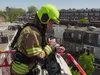 Flinke schuurbrand dreigt over te slaan naar woning