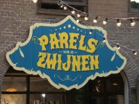 Parels voor de Zwijnen - Daten, dierencatwalk & doodskist